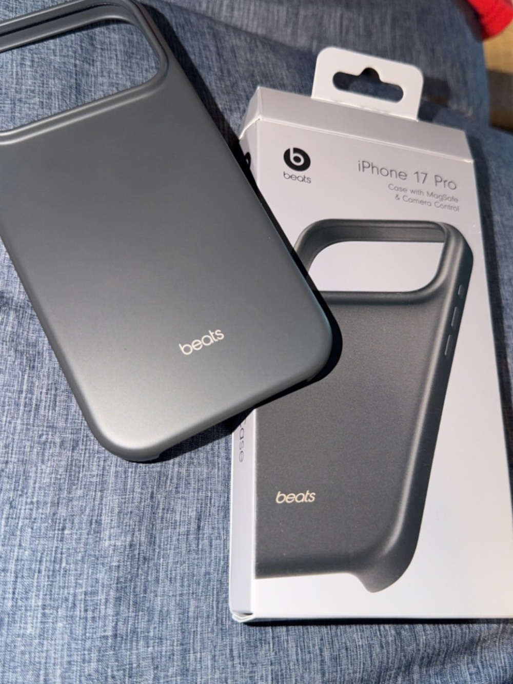 Beats by Dre iPhone 17 Pro Grey Protective Case